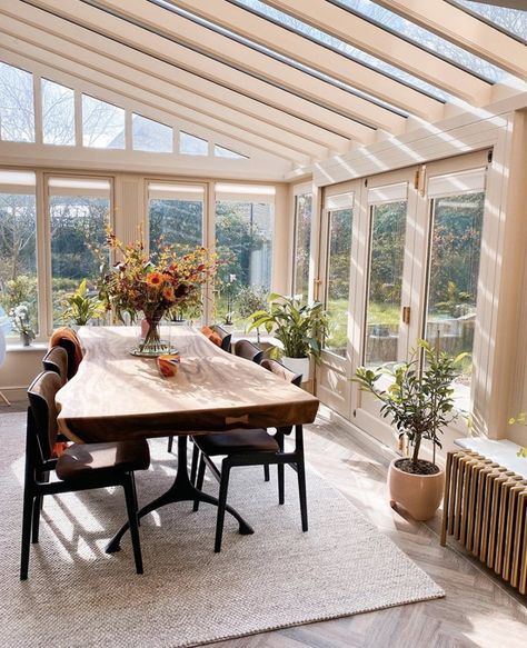 Vintage Garden Ideas, Sunroom Dining Room, Dining Room Conservatory, Irish Home Decor, Sunroom Dining, Conservatory Decor, Small Sunroom, Screened Porch Designs, Houses Architecture