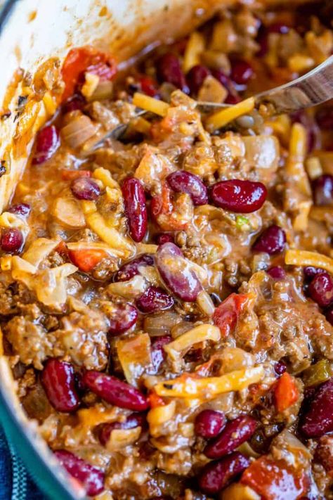 Quick and Easy Chili Recipe (45 Minutes!) from The Food Charlatan. A super easy and quick chili recipe for busy weeknights! You can put it together in 45 minutes, or make it in the slow cooker. This homemade chili is packed with flavor and a secret ingredient that I wasn't prepared to like. But I'm a convert now! Minimal chopping required. Mostly it's just opening cans! #easy #recipe #chili #best #fromscratch #homemade #brownsugar #kidneybeans #stovetop #crockpot #slowcooker #quick #beans Small Batch Chili Crock Pot, Quick Chili Recipe, Chili Nachos, Quick Chili, Recipes Hamburger, Chili Dinner, Chili Cookoff, Bowl Meals, Honey Cornbread