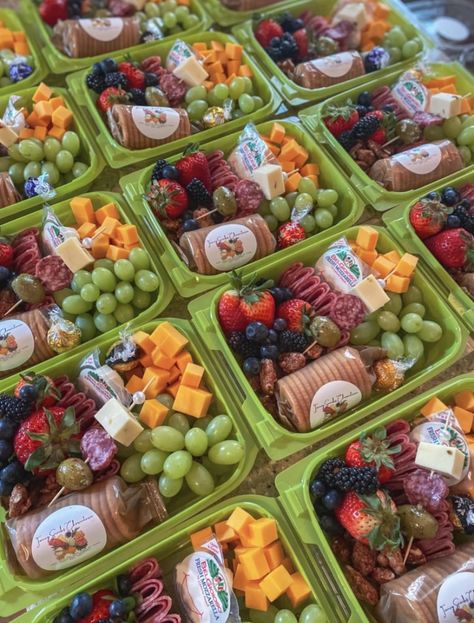 Fancy Snacks, Party Lunch Boxes, Charcuterie Lunch, Teacher Lunch, Adult Snacks, Teacher Lunches, Snack Boxes Healthy, Family Meal Prep, Charcuterie Gifts