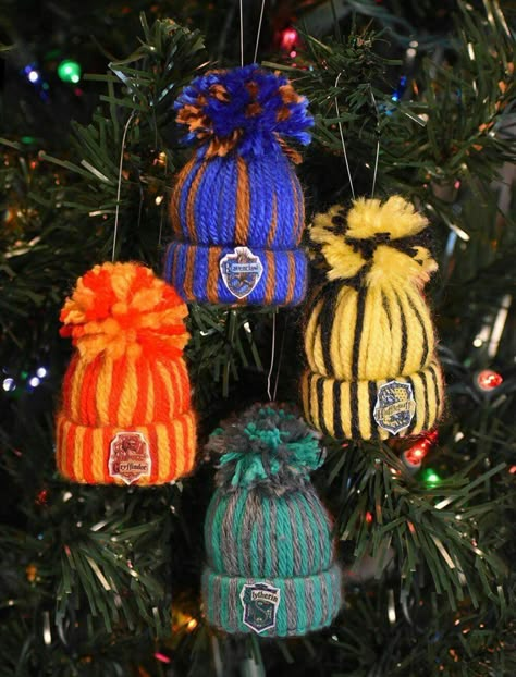 Yarn Hat Ornaments, Harry Potter Xmas, Christmas Harry Potter, Harry Potter Tree, Harry Potter Christmas Ornaments, Hp Christmas, Harry Potter Christmas Decorations, Hat Ornaments, Harry Potter Ornaments