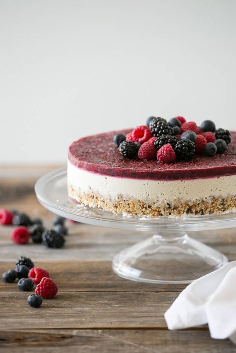 Raw Mixed Berry and Vanilla Bean Cheesecake - Downshiftology Favorite Holiday Desserts, Raw Cheesecake, Vanilla Bean Cheesecake, Dessert Sans Gluten, Raw Cake, Berry Cheesecake, Low Carb Snack, Vegan Cheesecake, Raw Desserts