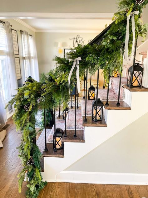 Real Garland On Staircase, How To Drape Garland On Staircase, Garland And Stockings On Staircase, Cedar Garland Staircase, Staircase Garland Ideas, Christmas Garland On Stairs Railings, Hanging Garland On Stairs, Christmas Garland On Staircase, Christmas Decor Stairs Railings