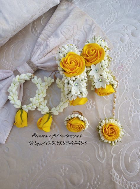 Haldi Flowers Jewelry For Bride, Original Flower Jewellery For Haldi, Haldi Jewellery Bridal Flowers, Real Flower Jewellery For Haldi, Haldi Flower Jewellery, Floral Jewellery For Haldi, Shadi Ideas, Jewellery For Haldi, Wedding Mala