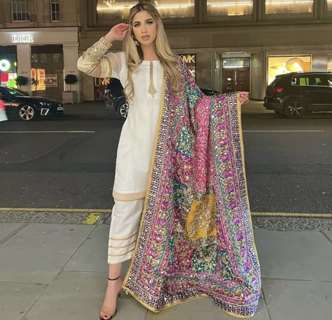 Simple Indian Suits, Latest Dress Design, Pakistani Fashion Casual, Pakistani Dresses Casual, Pakistani Fancy Dresses, Desi Clothes, Embroidered Sleeves, Simple Pakistani Dresses, Party Wear Indian Dresses