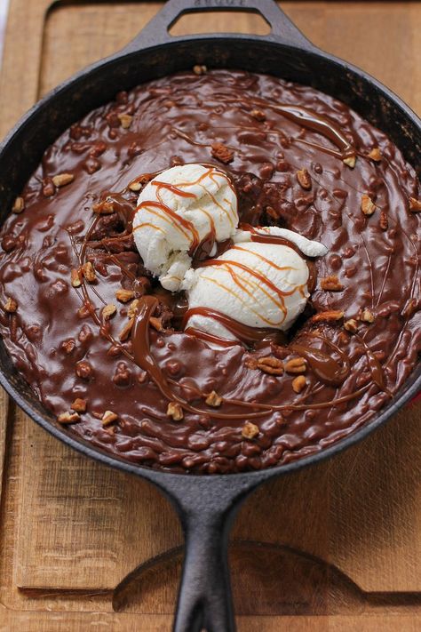 Chocolate Skillet Cake, Skillet Cake, Cake Ice Cream, Iron Skillet Recipes, Brownie Desserts, Dessert Bar, Cupcake Cake, Ice Cream Sundae, Cast Iron Skillet