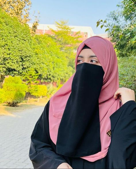 Fatima Faisal, Niqabi Girl, Best Friend Images, Hijab Dp, Men Fashion Photoshoot, Easy Photography Ideas, Bff Poses, Bff Hands Aesthetic, Business Woman Successful