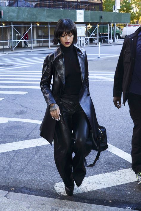 Get the Look: Rihanna’s New York City Rihanna For River Island Cutout Back Turtleneck Bodysuit and Proenza Schouler Pleated Wide-Leg Pants Rihanna Mesh Outfit, All Black Outfits Black Women, Rihanna Iconic Looks, Hailey Rhode Baldwin, Rihanna Street Style, Looks Rihanna, Mode Rihanna, Rihanna Outfits, Rihanna Looks