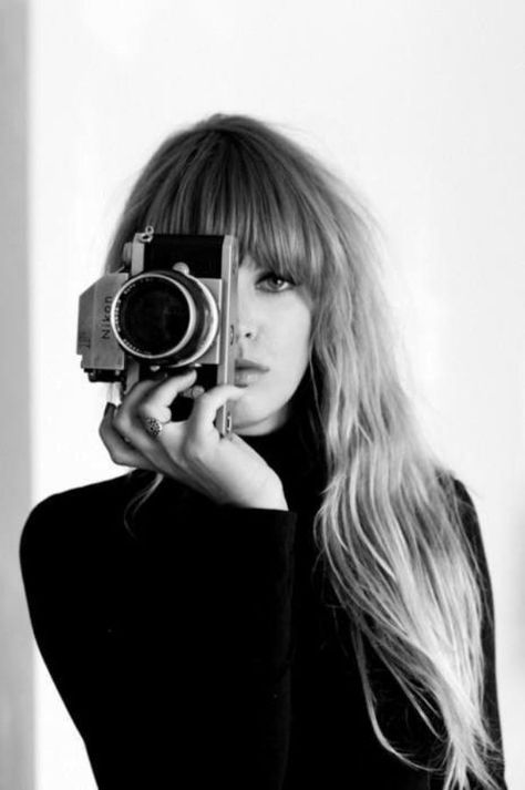 Photographer Self Portrait, Holding A Camera, Fotocamere Vintage, Girls With Cameras, Foto Portrait, Self Portrait Photography, Black And White Photograph, Dslr Photography, Photographer Portrait