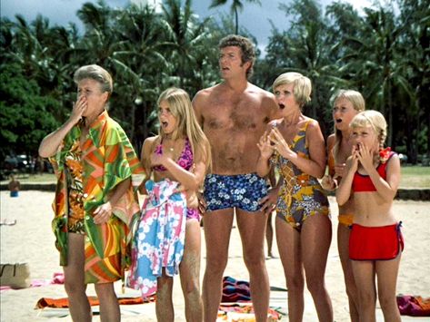 Proving that Hawaii is the ultimate American family vacation, The Brady Bunch filmed the “Hawaii Bound” episode in Honolulu in 1972, with the icon of Hawaiian entertainment, Don Ho, as guest star. Florence Henderson, Robert Reed, Maureen Mccormick, The Brady Bunch, Brady Bunch, Hawaiian Vacation, Vintage Hawaii, Comedy Tv, Hawaii Vacation