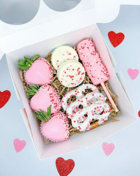 Pricila’s Sweets on Instagram: "Option 6 Valentine’s treat box 💕 This box will include: •3 pink strawberries •3 white chocolate pretzels •2 white chocolate oreos •1 pink marshmallow pop #valentinestrawberries #valentinestreatbox #vdaygifts #valentines #chocolatecoveredstrawberries #dippedstrawberries #dippedberries #bombonesdechocolate #fresasconchocolate #oreos #chocolateoreos #pretzels #chocolatepretzels #bayareasweets #explorepage" Oreo Cookie Valentine Ideas, Chocolate Covered Treats Valentines, Valentines Dipped Strawberries, Valentine Treat Boxes Ideas Sweets, Valentines Day Strawberry Box Ideas, Valentines Day Sweets Box Ideas, Valentine Strawberry Boxes, Valentines Day Treat Box Ideas, Dipped Strawberry Ideas Valentines