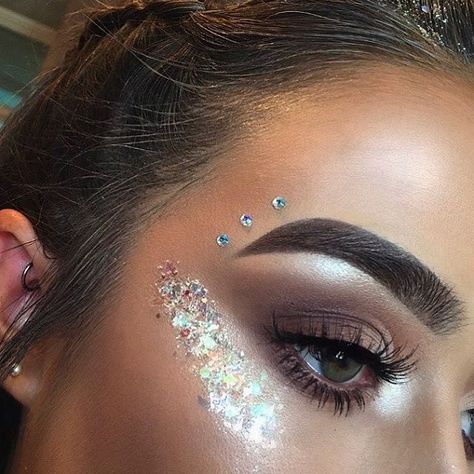 @αυυυвreyтαтe ☾♡ Coachella Make-up, Bodysuit Tattoos, Festival Fashion Outfit, Coachella Makeup, Festival Makeup Rave, Silver Eye Makeup, Make Up Gold, Angel Makeup, Festival Makeup Glitter