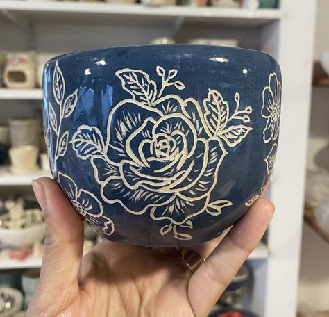 Graffito Ceramic, Sgraffito Mug Designs, Scraphito Ceramic, Scrafito Ceramics, Sgrafitto Ceramics, Sgraffito Bowl, Diy Pottery Painting, Ceramic Glaze Recipes, Ceramic Texture