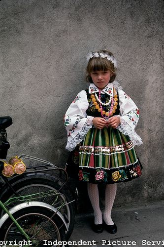 A young polish girl wearing a well-known type of traditional costume from the city of Lowicz, Poland Polish Easter, Polish Traditions, Polish Girl, Hungarian Girls, Costumes Around The World, Folk Clothing, Luge, We Are The World, Ethnic Dress