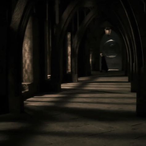 Dark Hogwarts Aesthetic, Dark Hogwarts, Hogwarts At Night, Dark Harry Potter, Hogwarts Shifting, Paranormal Aesthetic, Dark Harry, Hp Aesthetic, Hogwarts Dr