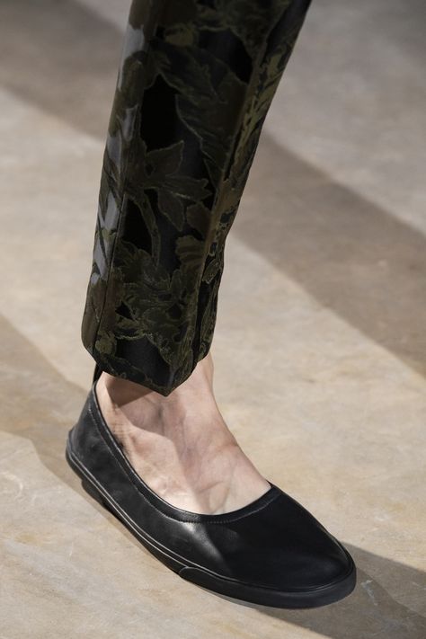 Ballet Flats Men, Black Ballet Shoes, 17th Century Fashion, Men Fashion Show, Black Ballet, All About Shoes, Fashion Advertising, Flats Shoes, Dries Van Noten