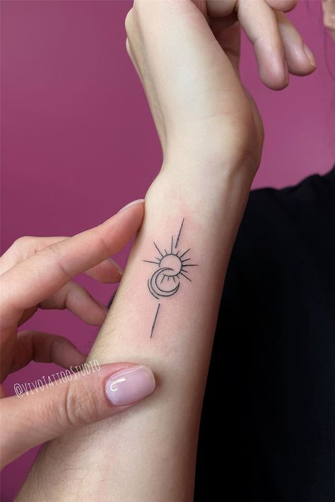 35 Small Tattoos With Meanings for Women - Flymeso Blog Ribs Tattoo, Tato Dengan Makna, Tato Minimal, Tato Jari, Tato Henna, Sun And Moon Tattoo, Small Pretty Tattoos, Wrist Tattoos For Women, Feminine Tattoo