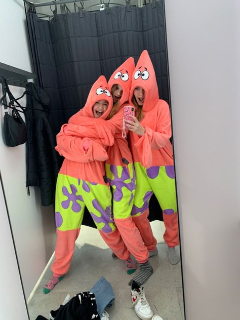 Onesie Halloween Costumes Trio, Duo Onesie Costumes, Onesie Halloween Costumes Duo, Halloween Onesie Costumes, Halloween Duos Best Friends, Onesie Halloween Costumes, Best Friend Onesies, Cute Easy Halloween Costumes, Halloween Costume Onesie