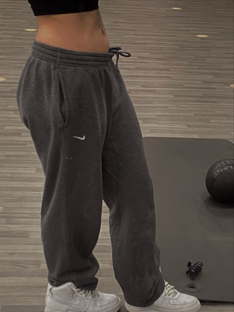 Gym Outfit Aesthetic Oversized, Dark Gym Outfit, Sweatpants Gym Fit, Joggers Workout Outfit, Gray Baggy Sweatpants Outfit, Sweat Pants Gym Outfits, Baggy Nike Sweatpants Outfit, Pro Clubs Sweats Outfit, Gym Sweats Outfit