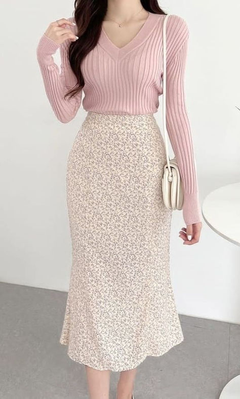 Korean valentines day outfit: pink sweater and floral maxi skirt Modest Girly Outfits, Modesty Outfits, Cute Modest Outfits, Pakaian Feminin, Everyday Fashion Outfits, Casual Day Outfits, غرفة ملابس, Mein Style, Modest Fashion Outfits