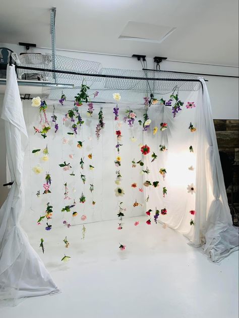 Flowers Set Design Photography, Flowers Hanging Photoshoot, Valentine Flower Photoshoot, Flower Curtain Photoshoot, Spring Photography Studio Setup, Photoshoot With Backdrop Ideas, Mother Day Photoshoot Ideas, Spring Back Drop Ideas, Spring Studio Photography