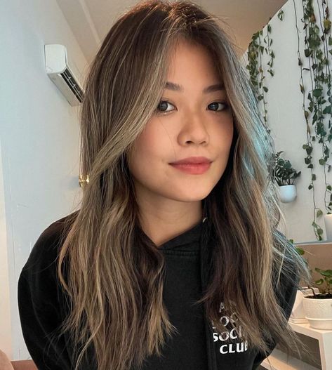 HairThrone™️ The Place To Be. on Instagram: “Soft Lights. 😍 by Sakura @sakura___ito Highlights that are Mid-Contrast, meaning not too much lighter than your natural color. The…” Soft Autumn, Soft Lighting, Natural Color, Too Much, Meant To Be, Highlights, Blonde, Long Hair Styles, Hair Styles