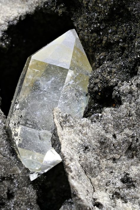 Diamond Crystal Aesthetic, Diamond Aesthetic Gem, Precious Stones Aesthetic, Herkimer Diamond Meaning, Raw Diamond Stone, Garden Rocks Ideas, Olympic National Park Camping, Diamonds Aesthetic, Diamond Mineral