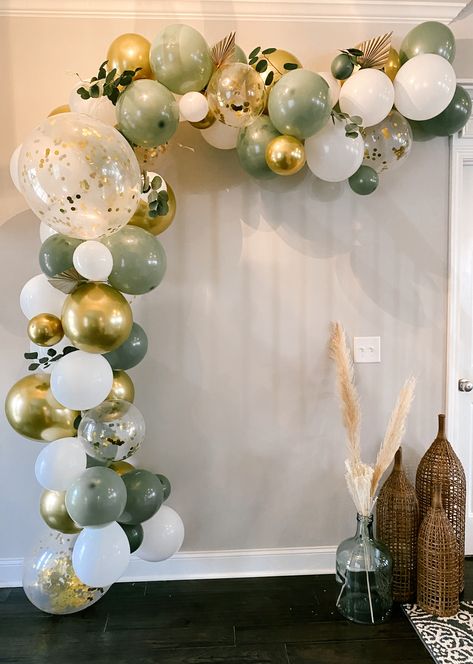 Dried palms and euclapytus tucked into a balloon half-arch as a backdrop for photos at this spring bridal shower. Vase with pampas grass and trio wicker vases. Photo Backdrop With Balloon Arch, Half Balloon Garland, Half Garland Balloon, Bridal Party Balloon Arch, Balloon Arches For Wedding, Diy Wedding Balloon Arch, Bridal Balloon Backdrop, Balloon Half Arch Diy, Bridal Shower Ideas Decorations Balloons