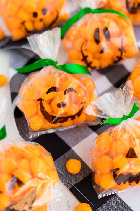 Jack-O-Lantern Treat Bags are a fun and simple halloween treat idea the kids will love to share with their friends! The silly Jack-O-Lantern faces are the kids favorite part. Simple Halloween Snacks For Kids, Preschool Snack Ideas For Classroom Easy, Halloween Food For Party Kids, Preschool Pumpkins, Kindergarten Halloween Party, Punch Halloween, Kids Treat Bags, Fall Snack Mixes, Food For Party