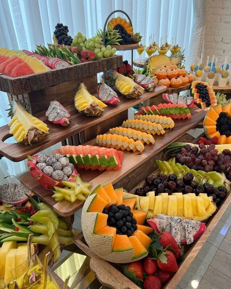 Fruit Presentation, Fruit Buffet, Catering Food Displays, Fruit Platter Designs, Decorações Com Comidas, Catering Ideas Food, Fruit Displays, Party Food Buffet, 3rd Birthday Party