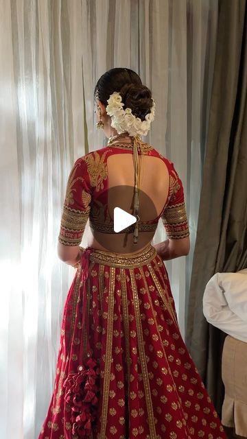 Sabyasachi Blouse Back, Sabyasachi Blouses, Sabyasachi Blouse Designs, Sabyasachi Blouse, Sabyasachi Lehengas, Subtle Glam, Sabyasachi Lehenga, Dulhan Mehndi, Dulhan Mehndi Designs