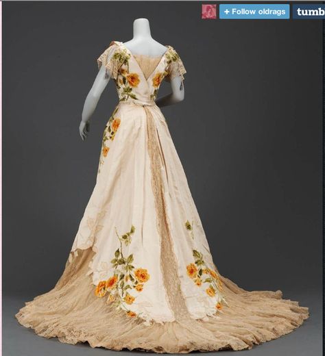 The panel in the back could be the key solution to my disdain for backless/low back wedding gowns. Istoria Modei, Gaun Abad Pertengahan, House Of Worth, Mode Tips, 파티 드레스, Edwardian Dress, 20th Century Fashion, Old Dresses, Antique Dress