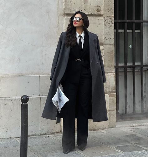 IG:imhrisa Peaky Blinders Outfit Women, When Your Intentions Are Pure, Coat Outfit Ideas For Women, Coat Outfits For Women, Coat Outfit Ideas, Corporate Outfit, Oversized Blazers, Classy Coat, In My Element