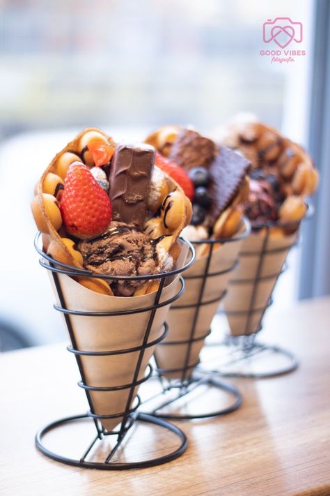 Food Cones, Sweet Crepes Recipe, Waffle Ice Cream, Bubble Waffle, Yummy Ice Cream, Junk Food Snacks, Dessert Shop, Bakery Recipes, Waffle Recipes