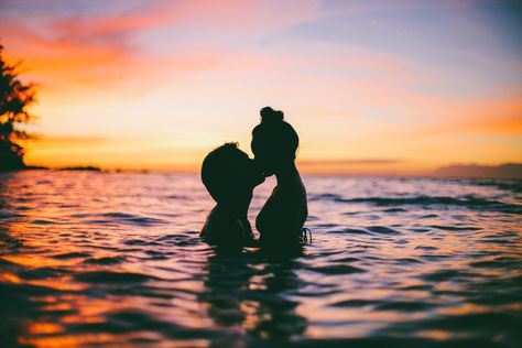 Sunset Silhouette | Couple photography Photos Couple Plage, Silhouette Fotografie, Sunset Couple Photography, Wedding Fotos, Vision Board Photos, Couple Silhouette, Vision Board Pictures, Silhouette Photography, Sunset Silhouette