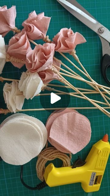 Flowers Made From Fabric, Flowers Made Of Fabric, How To Make Fabric Flowers, Simple Flower Decoration, Paper Crafts Simple, Fabric Flowers Diy Easy, Fabric Crafts Ideas, Create Paper Flowers, Flowers From Paper