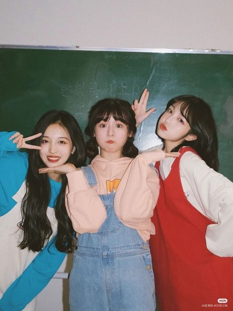 Trio Poses, Poses Group, Poses Friends, Cute Selfies, Cute Friend Poses, Group Photo Poses, Group Picture Poses, Sisters Photoshoot Poses, Sister Poses