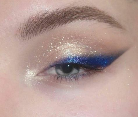 Matte Make Up, Makeup Eye Looks, Grunge Look, Eye Makeup Art, Blue Makeup, Makeup Pictures, Blue Eye Makeup, روتين العناية بالبشرة, Makeup Goals