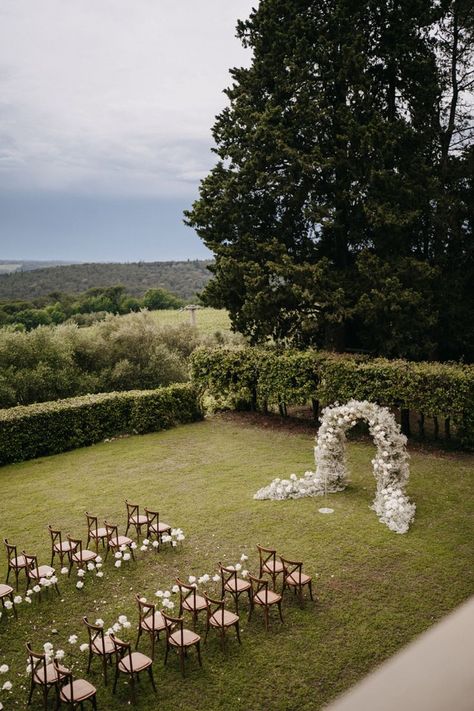 Flower arch, italian, italy Wedding Decorations Garden, Wedding Reception Garden, Wedding Decor Garden, Garden Wedding Decor, Smaller Wedding, Garden Wedding Bouquet, Garden Wedding Ideas, Green Themed Wedding, Flower Arch