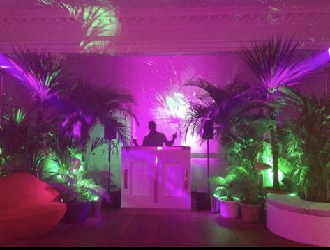 Jungle Dj Booth, Techno Theme Party, Neon Jungle Party Decorations, Neon Dj Booth, Tropical Dj Booth, Techno Party Decoration, Dj Themed Birthday Party, Neon Jungle Aesthetic, Tropical Neon Party