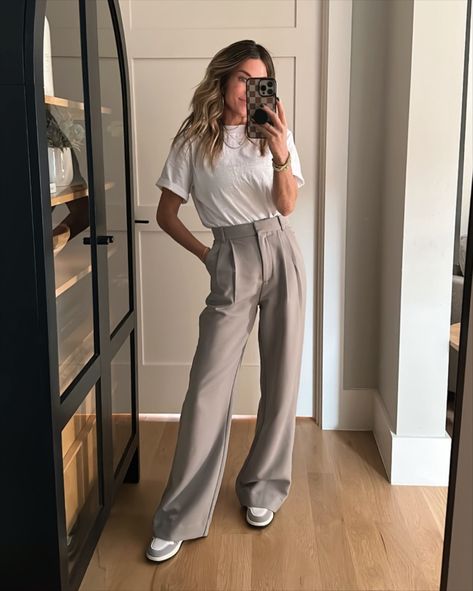 Skirts For The Office, Dress Up Sneakers Outfit Work, Tailored Pants Outfit Women, Business Outfits For Women Skirt, Business Casual Maxi Dress, Tailored Looks For Women, Skirt Office Outfits Women, Sneaker Business Casual Women, Casual Business Outfits Summer