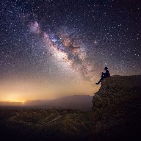 Gazing at the vivid night sky in the Anza Borrego Desert. After over two years this still one of my favorite self portraits. Some nights are hard to forget. Cer Nocturn, Belle Nature, Charcoal Drawings, Sky Full Of Stars, 웃긴 사진, Alam Semula Jadi, Beautiful Sky, Under The Stars, Starry Sky