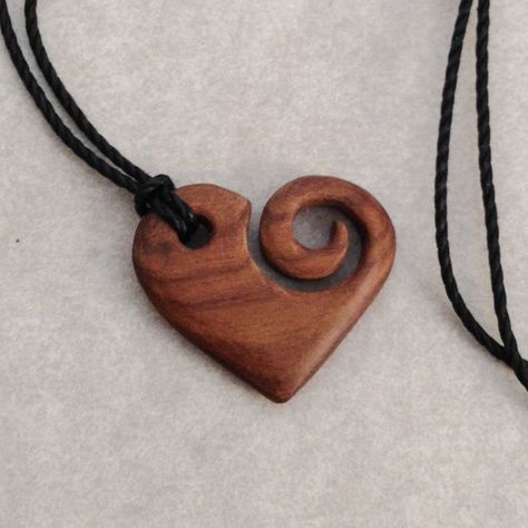 Wood Heart Necklace, Dremel Carving, Wood Jewelery, Wood Carving Patterns, Wooden Necklace, Carving Designs, Wood Hearts, Wood Carving Art, Wood Necklace