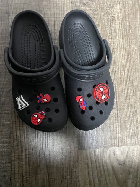 Spiderman Crocs, Cool Crocs, Crocs Aesthetic, Boys Valentines, Black Crocs, Set Anime, Crocs Fashion, Spiderman Theme, Shoe Decoration