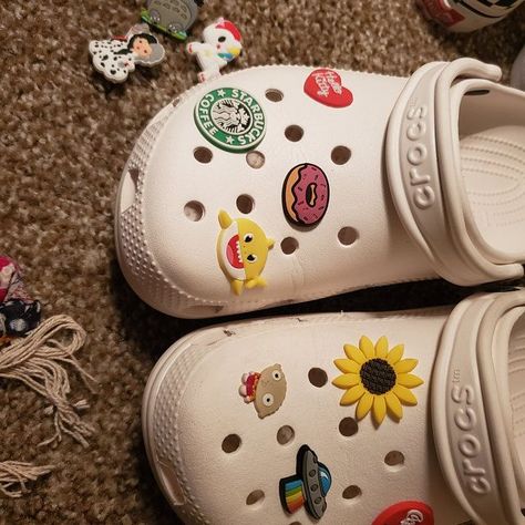 Crocs Vsco, Croc Ideas, Croc Outfits, Cool Crocs, Crocs Aesthetic, Crocs Slippers, Charm Ideas, Summer Shoes Wedges, Croc Shoes