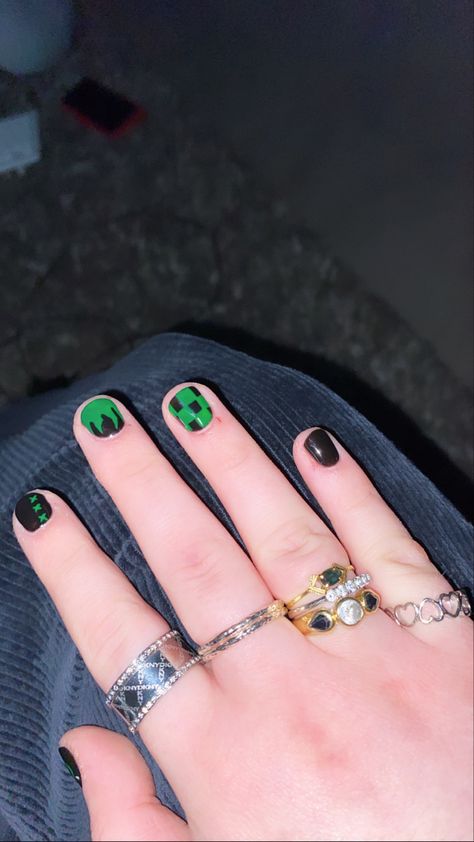 Black and green grunge nails goth pastel inspiration Men Painted Nails Aesthetic, Green Nails Men, Black And Green Nails Short, Sketty Noodle, Black Nails Aesthetic, Green And Black Nails, Long Black Nails, Checkered Nails, Grunge Summer