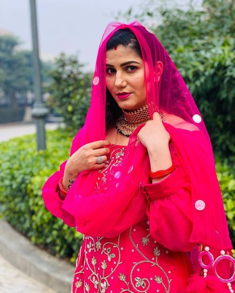 Sapna Choudhary, Indian Jewellery Design Earrings, Beautiful Dresses Short, Indian Jewellery Design, Studio Background, Beautiful Women Over 40, Actress Pics, Design Earrings, Real Beauty