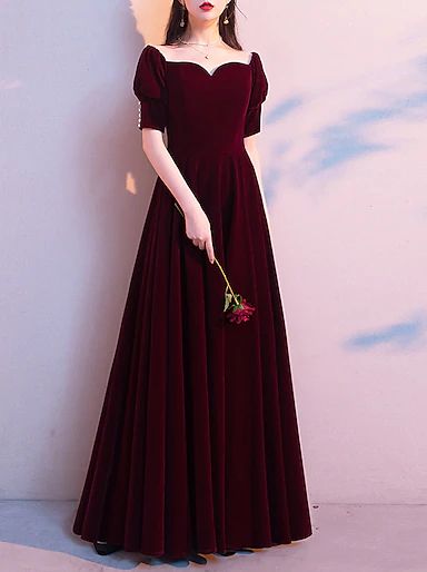 Velvet Gown Design, Minimalist Vintage Wedding, Long Western Dresses, Vestidos Color Vino, Beautiful Gown Designs, Elegant Red Dress, Wedding Guest Formal, Dress Sweetheart Neckline, Velvet Dress Long