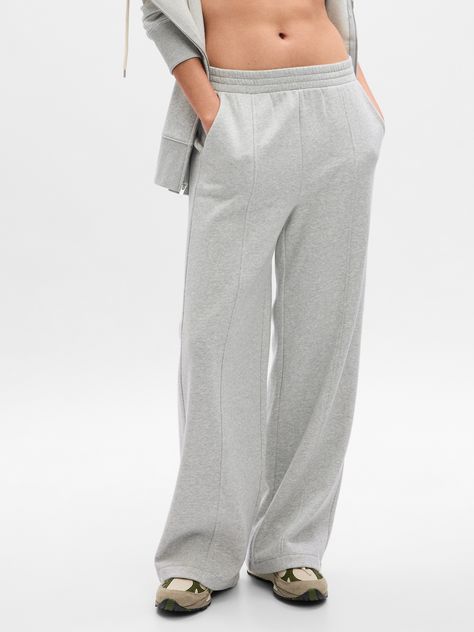 Soft fleece knit wide-leg sweatpants.  Elasticized waist.  Front slant pockets.  Seam at front.  Mid rise.  Straight silhouette with a relaxed fit.  Wide leg.  Models wearing Gap Outfits With Red, Express Outfits, Cute Sweatpants, Sweat Women, Famous Outfits, Wide Leg Sweatpants, Cute Pants, Grey Crewneck, Tall Clothing