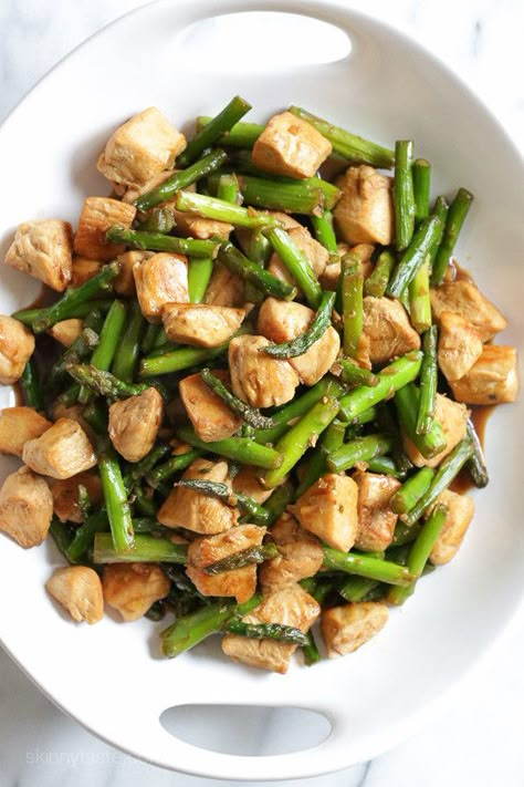 Spring is in the air and asparagus is season, which means I'll be eating this Teriyaki Chicken and Asparagus Stir-Fry as often as I can! Asparagus Stir Fry, Teriyaki Stir Fry, Chicken And Asparagus, Weight Watchers Smart Points, Pasti Sani, Idee Pasto, Makanan Diet, Skinny Taste Recipes, Dinner Healthy