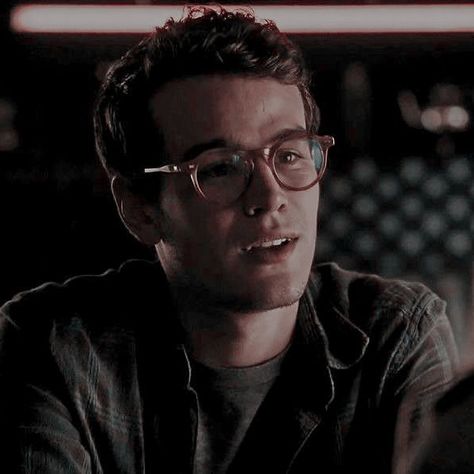 Simon Lewis Shadowhunters, Shadow Hunters Simon, Simon Lewis Aesthetic, Simon Shadowhunters, Shadowhunters Aesthetic, Simon Lewis, Rose Aesthetic, Merlin And Arthur, Kin List